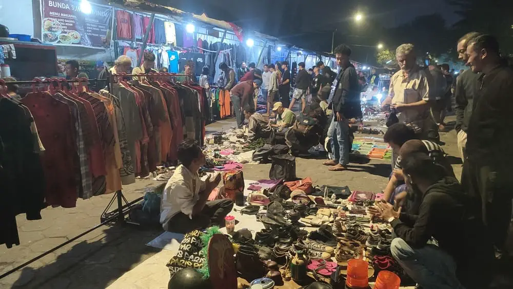 The flea market as one of the fun things to do in Yogyakarta at night.