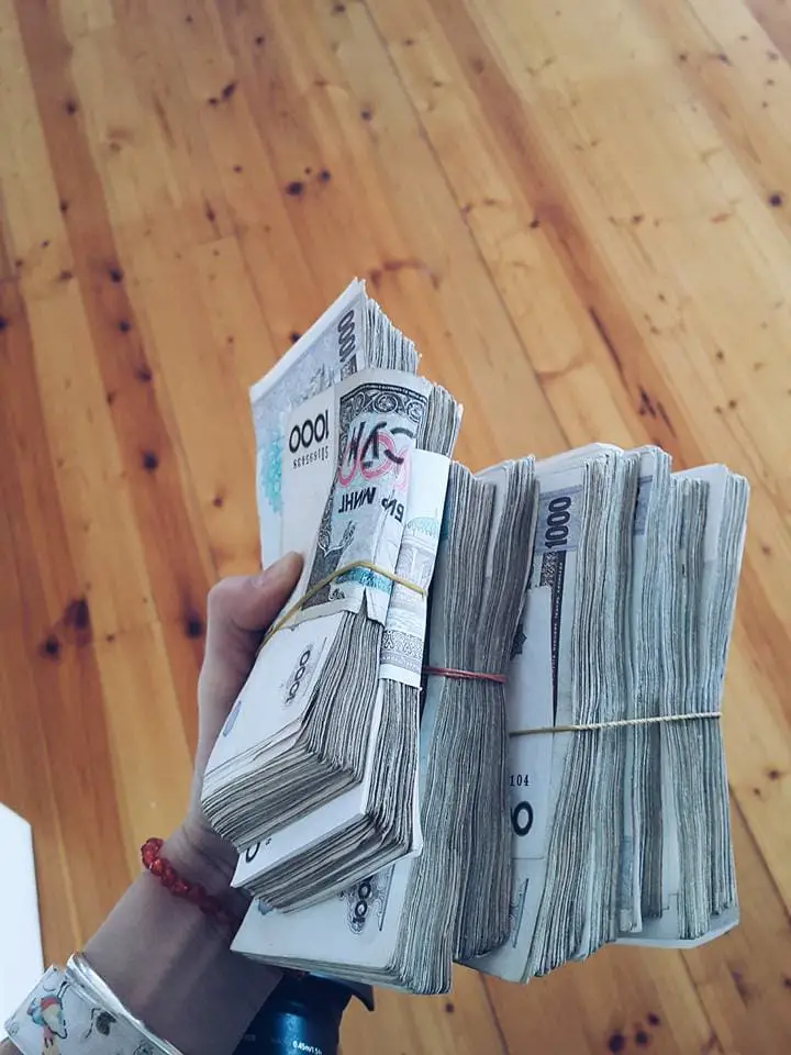 A stack of 1000 UZS notes