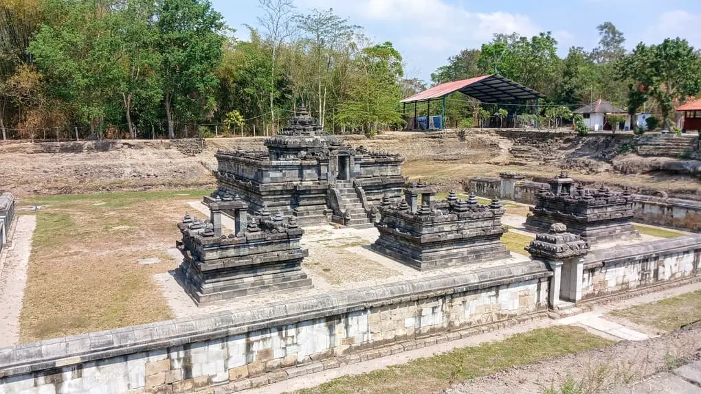 Candi Kedulan with the three smaller temples in front of it