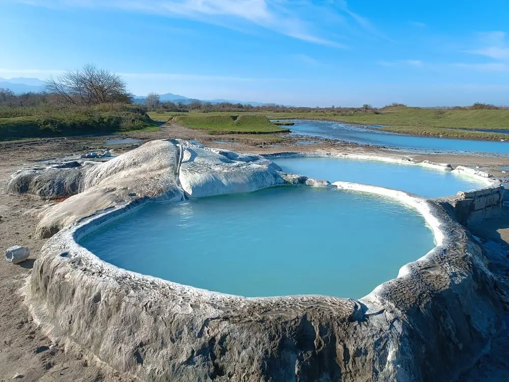 The perfectly oval Dikhashkho Sulfur pool