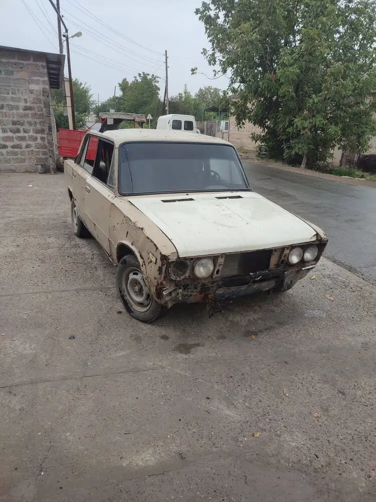 A rusty Lada SImon hitchhiked in