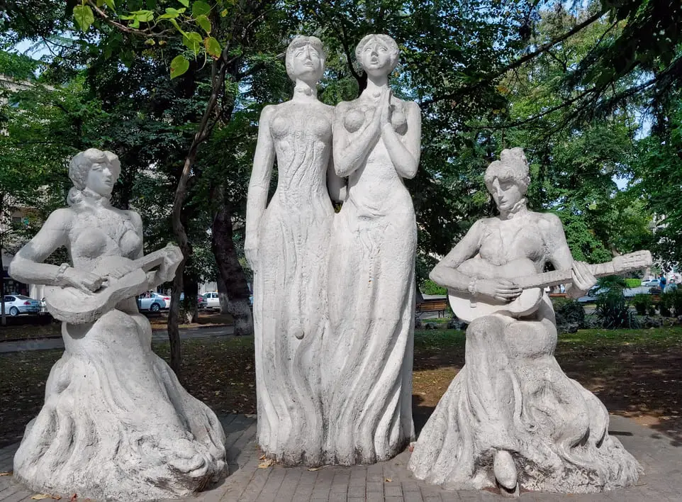 Sisters Ishkhneli Statue in Kutaisi Park