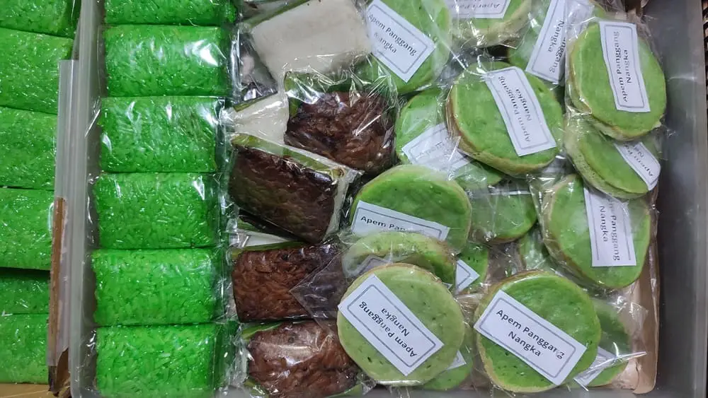 A tray of Indonesian desserts with wajik on the left and apem panggang nangka on the right.