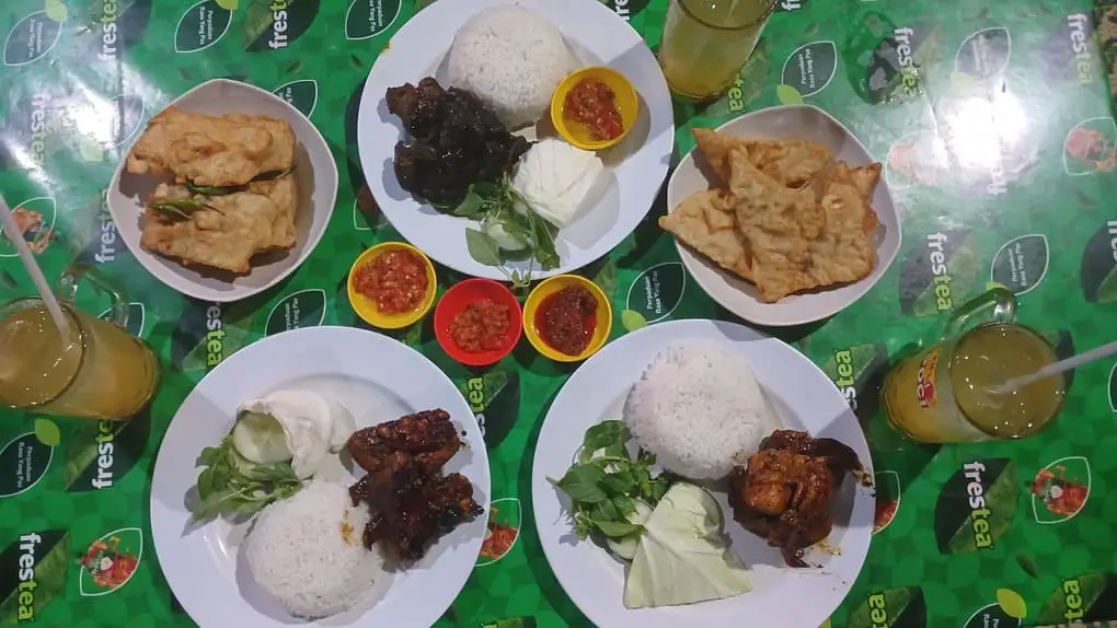 Dinner table at Lesehan Sayidan restaurant