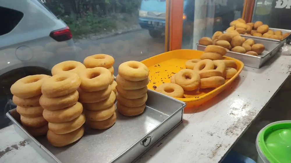 Donuts (donat donat in Indonesian) in a street vendor's cart.