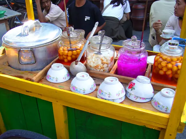 A cart with all the ingredients for wedang ronde