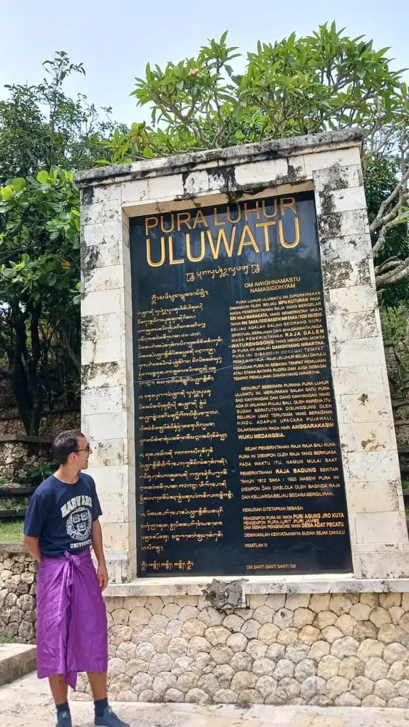 Simon in front of a big infosign for Uluwatu temple