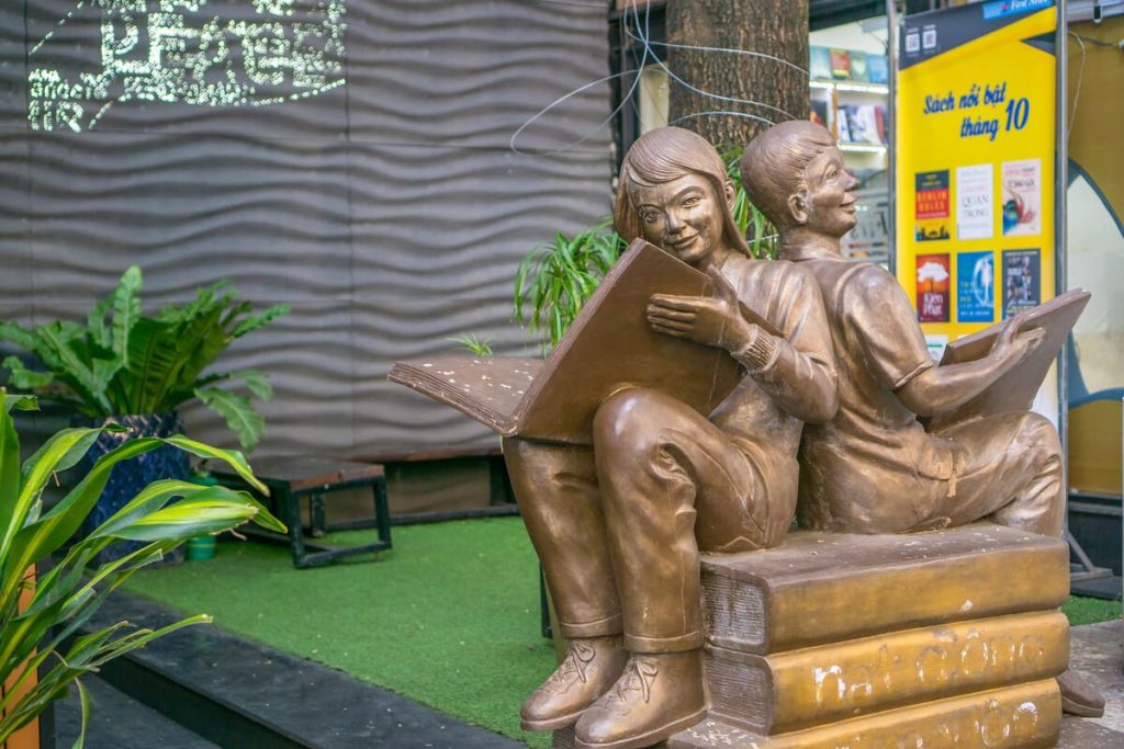 A bronze statue of 2 kids reading on Book Street in Ho Chi Minh City
