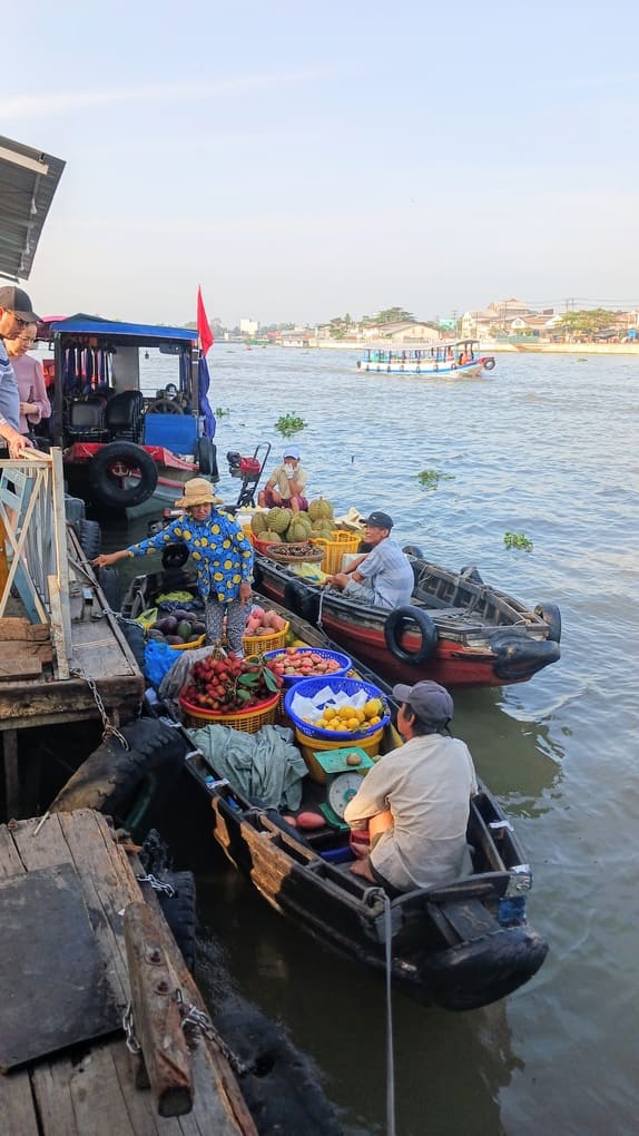 Commerce happening at the floating market