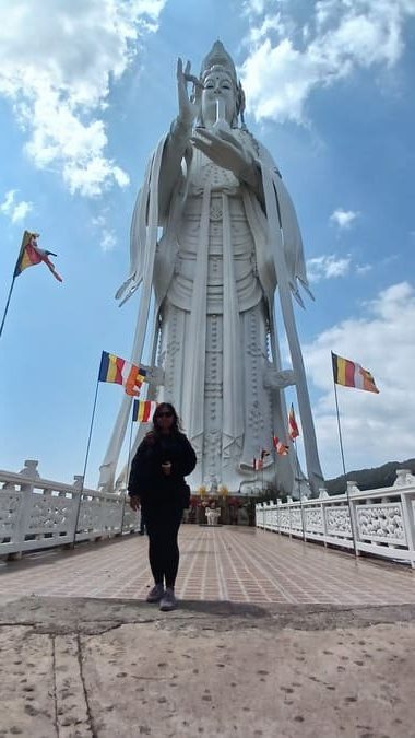 Yulli posing in front of Linh Anh Pagoda