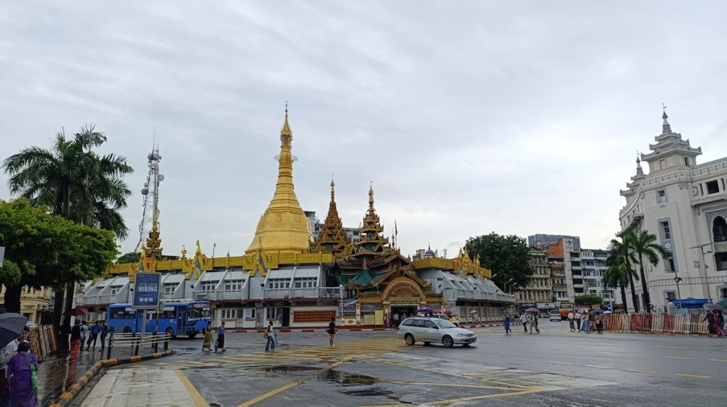 Sule pagoda and the street in front