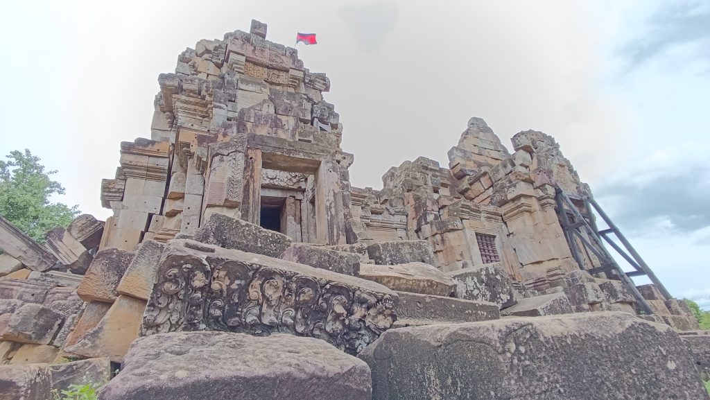 ruins at Wat ek phnom