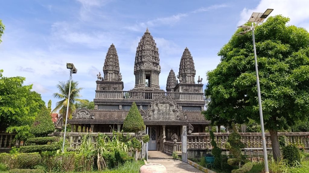 Wat Kandal with its 3 distinctive "heads".