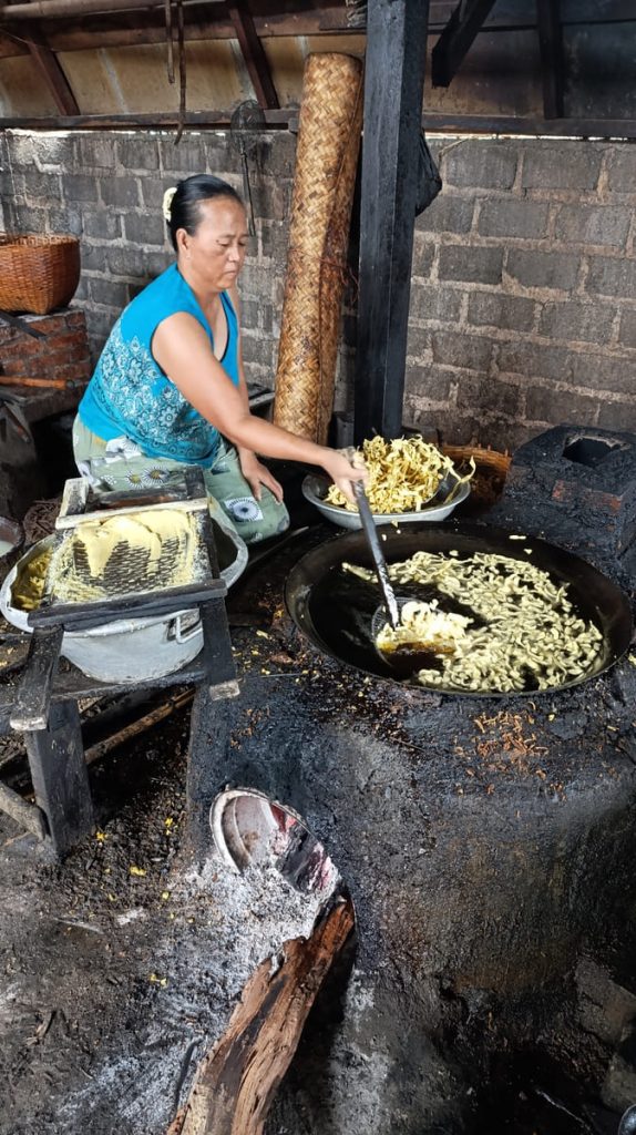 woman frying Burmese snacks