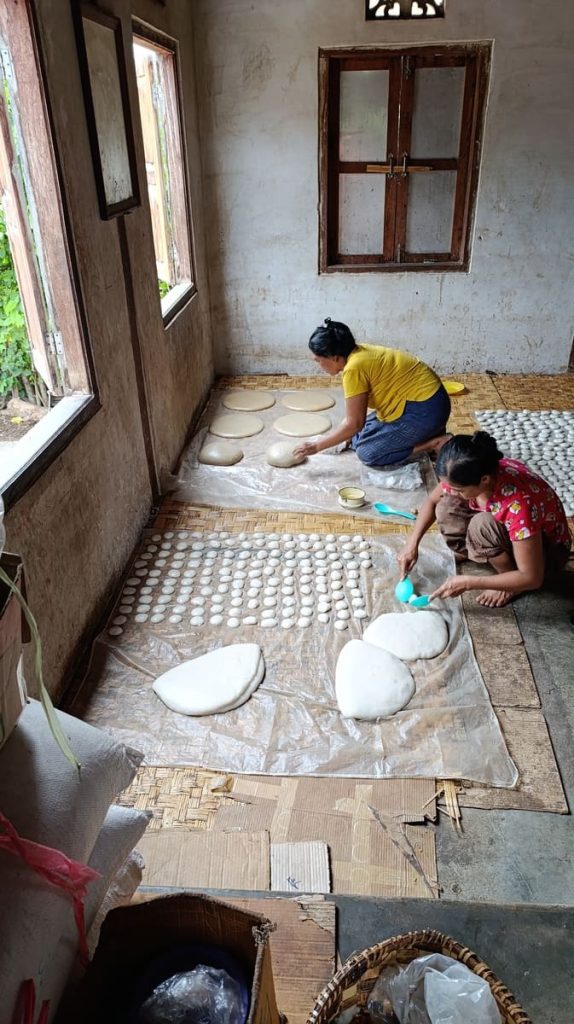 2 women making cakes