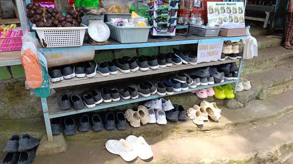Renting shoes shop in Tumpak Sewu