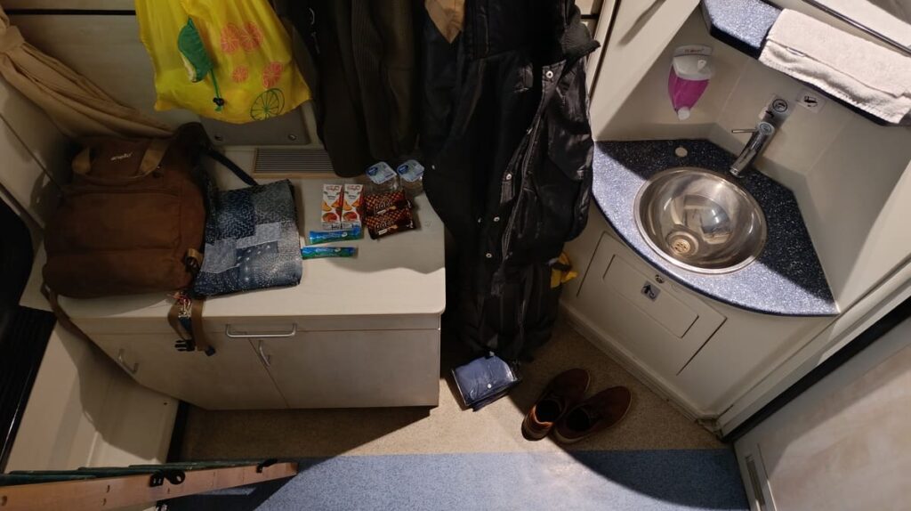 A coupé compartment as seen from the upper bunk